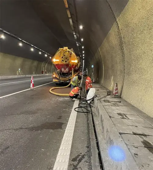 林芝隧道排水渠清淤